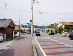 写真交差点を右折(東に曲がる)