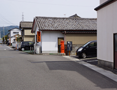 赤いポストが目印です。